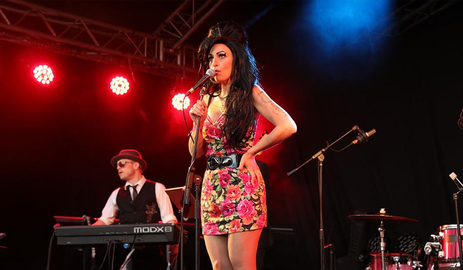 Amy Winehouse Tribute on stage