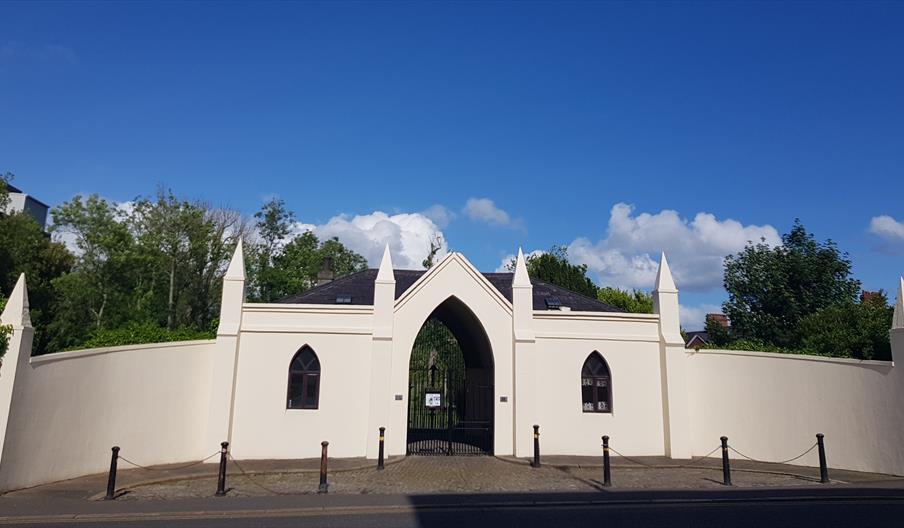 Imageof gothic gate lodge at Friar's Bush Graveyard