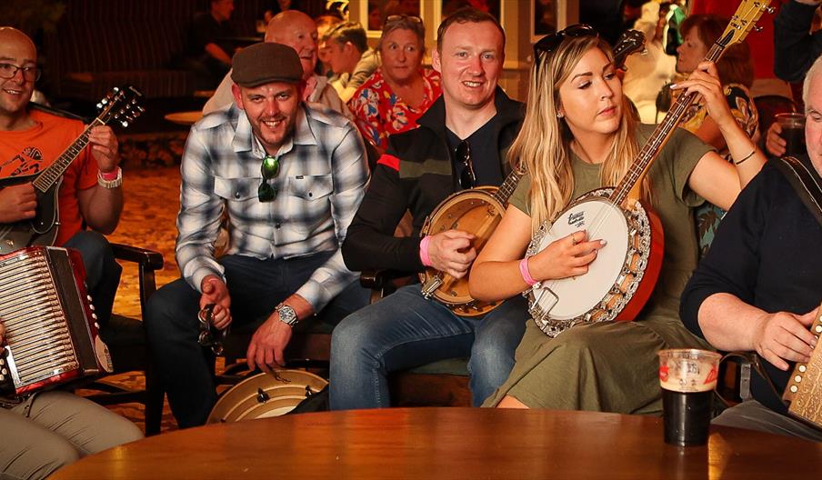 Cumann Cultúrtha Mhic Reachtain - Cleamairí session and performance