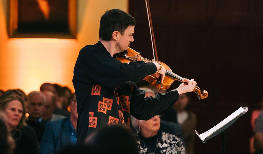 Man playingviolin